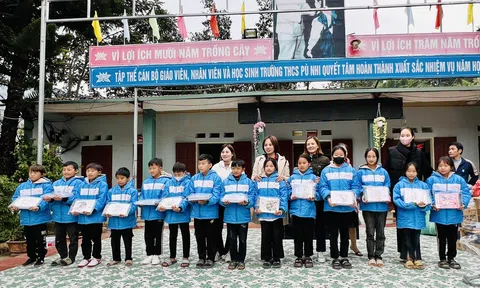 CLB thiện nguyện thành phố Thanh Hoá "chia khó" cùng học sinh vùng cao Pù Nhi