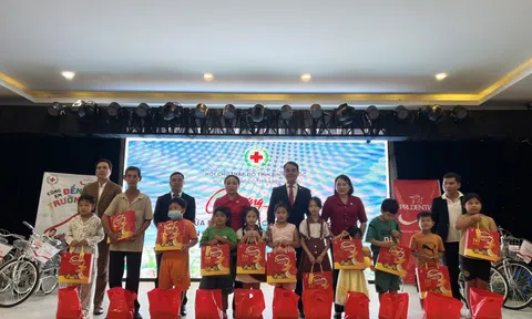 Chương trình "Cùng em đến trường" tặng 10 xe đạp và quà cho 80 học sinh Bình Phước