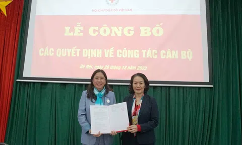 Trao quyết định nghỉ hưu với bà Huỳnh Thị Xuân Lam - Phó Chủ tịch Hội Chữ thập đỏ Việt Nam